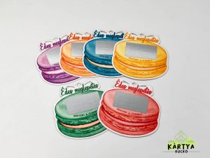 Lézervágott macaron formájú kártyák kaparós felülettel, gyöngyházfényű kartonon.