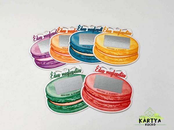 Lézervágott macaron formájú kártyák kaparós felülettel, gyöngyházfényű kartonon.