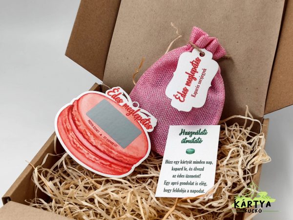 Macaron formájú kaparós kártya 250 g-os gyöngyházfényű papíron.